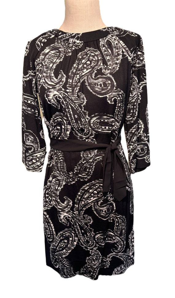Chic Original Vintage 70s-80s Sacony Black & White Paisley Polyester 3/4 Sleeve Shift Dress Bust 40 Waist 36 Hip 36 Chic Original Vintage 70s-80s Sacony Black & White Paisley Polyester 3/4 Sleeve Shift Dress Bust 40 Waist 36 Hip 36