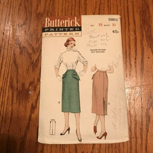 Może przedstawiać: Wzorzec szycia vintage do spódnicy, Butterick numer 5863. Wzorzec jest do spódnicy z wysokim stanem i dopasowanym krojem. Wzorzec jest wydrukowany na papierze i zawiera instrukcje oraz schematy. Wzorzec jest dla rozmiarów 39 bioder i 30 talii. Cena wynosi 45 centów.