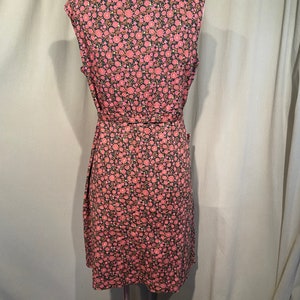 Charming Original Vintage 40s 50s Pink & Green Floral Sleeveless Belted Dress w Big Pockets Bust 40 Shoulders 16 .5 image 6