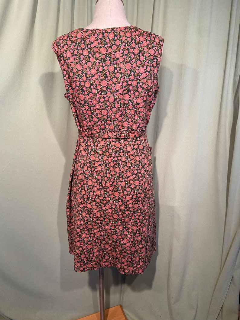 Charming Original Vintage 40s 50s Pink & Green Floral Sleeveless Belted Dress w Big Pockets Bust 40 Shoulders 16 .5 image 6