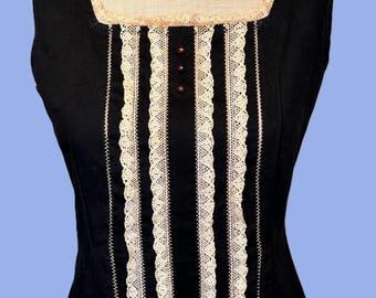 Zoete vintage zwarte katoenen mouwloze blouse uit het midden van de eeuw met getrimde knopen aan de achterkant, buste 34 toont verkleuring op het kant