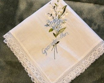 Charmant vintage Mid Century Deadstock grand-mère Hanky, mouchoir brodé « grand-mère »