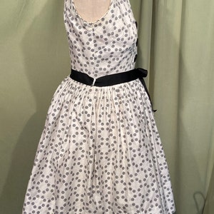 Sweet Vintage 50s Black & White Print Belted Sleeveless Dress W Full ...