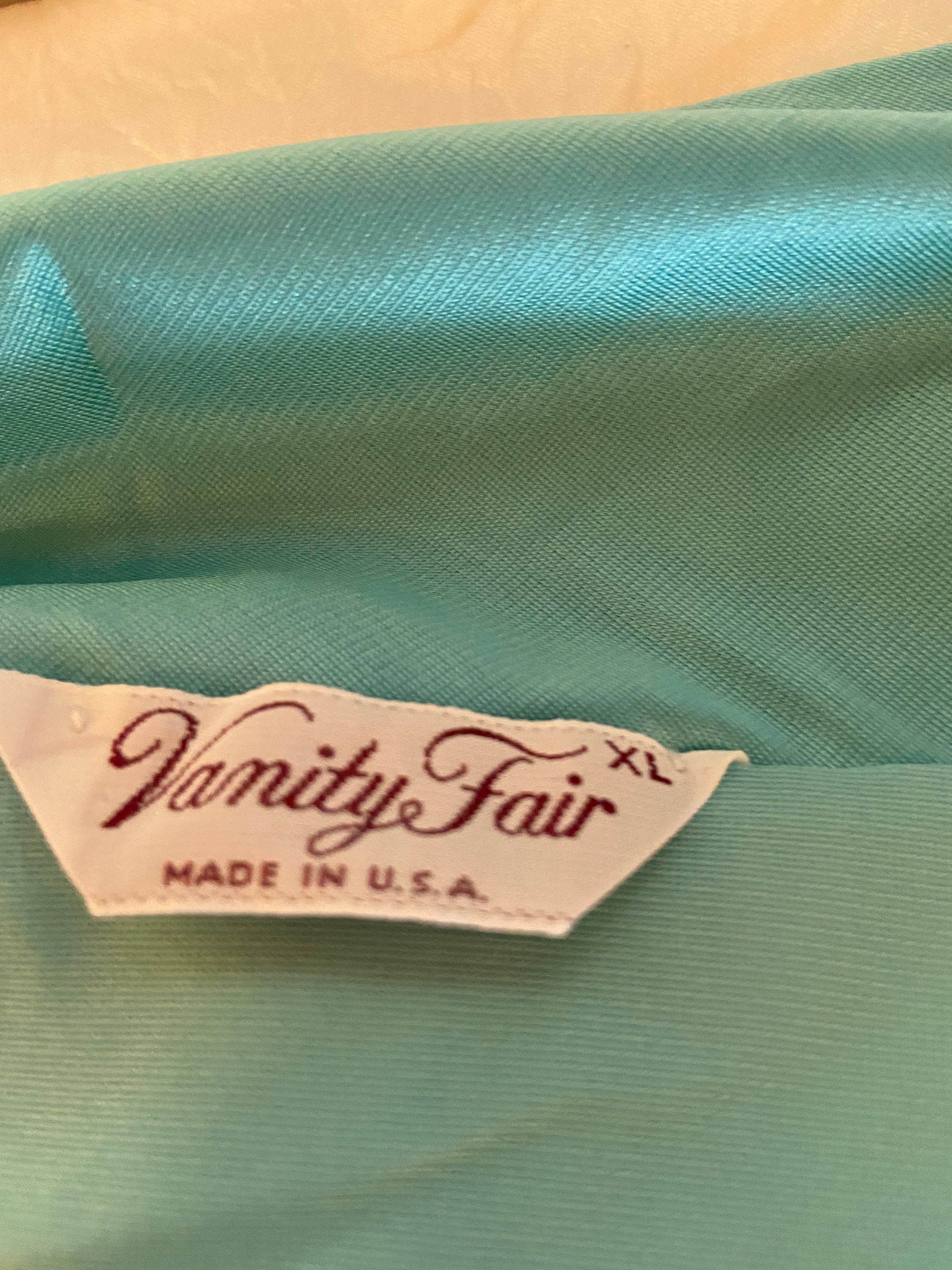 Sweet Original Vintage Vanity Fair 3/4 Sleeve Blue Nylon Sweet Original Vintage Vanity Fair 3/4 Sleeve Blue Nylon