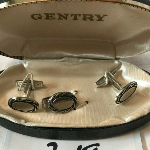 Handsome IOB Vintage Mid Century Gentry Silver Tone Cuff Link & Tie Clip Set w Enameled Scroll Border