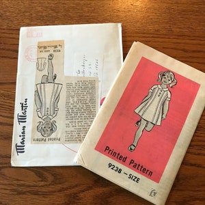 Puede incluir: Un sobre de patrón de costura vintage con fondo rosa y un dibujo de una niña con un vestido blanco. El número del patrón es 9238 y la talla es 6. El sobre está etiquetado como "Patrón impreso" y "Marian Martin".