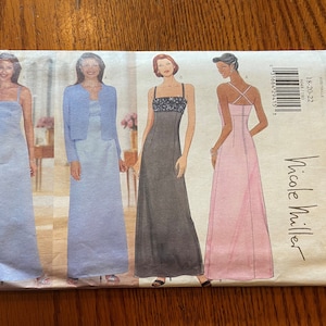 Puede incluir: Un patrón de costura para tres vestidos diferentes. El patrón es para las tallas 18-20-22 y es de Butterick. Los vestidos son azul claro, negro y rosa.