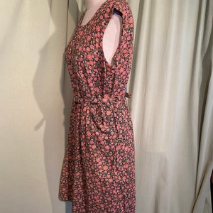 Charming Original Vintage 40s 50s Pink & Green Floral Sleeveless Belted Dress w Big Pockets Bust 40 Shoulders 16 .5 image 4