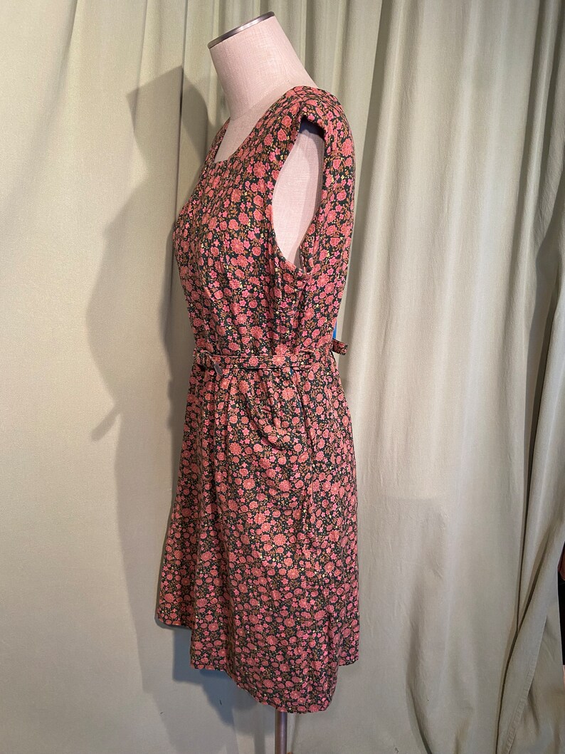 Charming Original Vintage 40s 50s Pink & Green Floral Sleeveless Belted Dress w Big Pockets Bust 40 Shoulders 16 .5 image 4