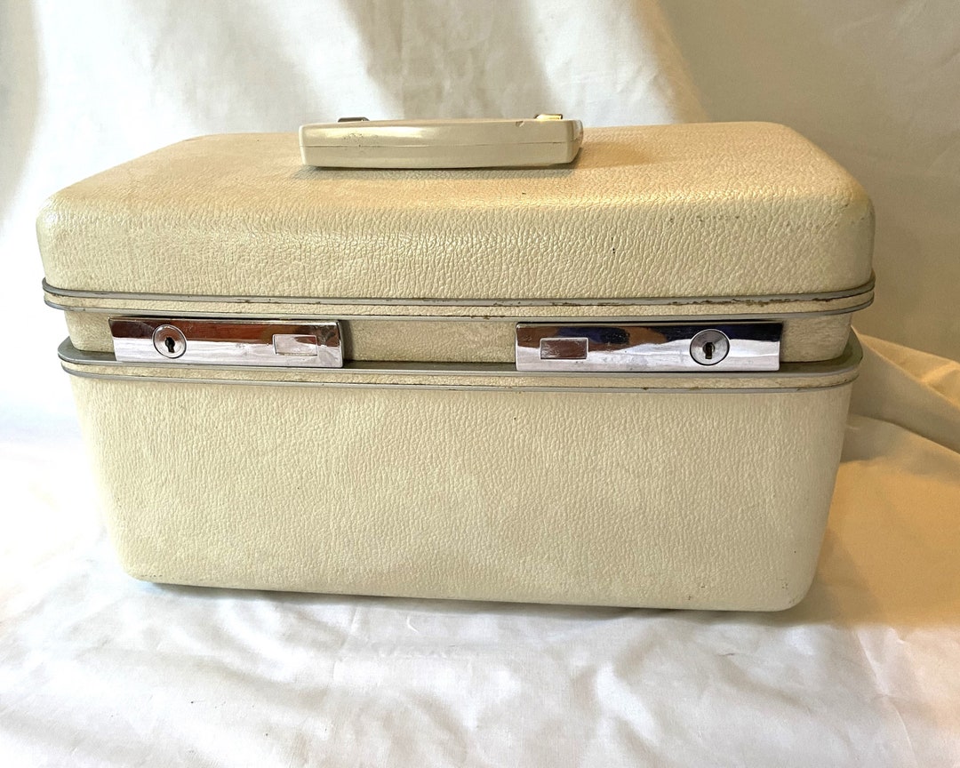 Nice Original Vintage 60s 70s Sears Courier Beige Make-up