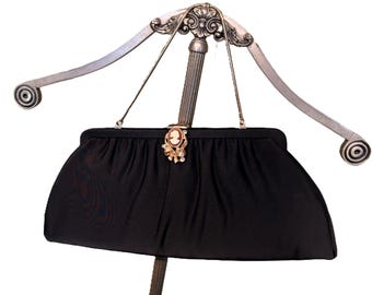 Pochette vintage chic et originale du milieu du siècle après cinq L et M en tissu noir avec anse en chaîne en option et magnifique fermoir camée et strass