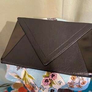 魅力的なオリジナルヴィンテージミッドセンチュリーブラック＆ベージュフェイクレザーエンベロープクラッチバッグハンドストラップ付き