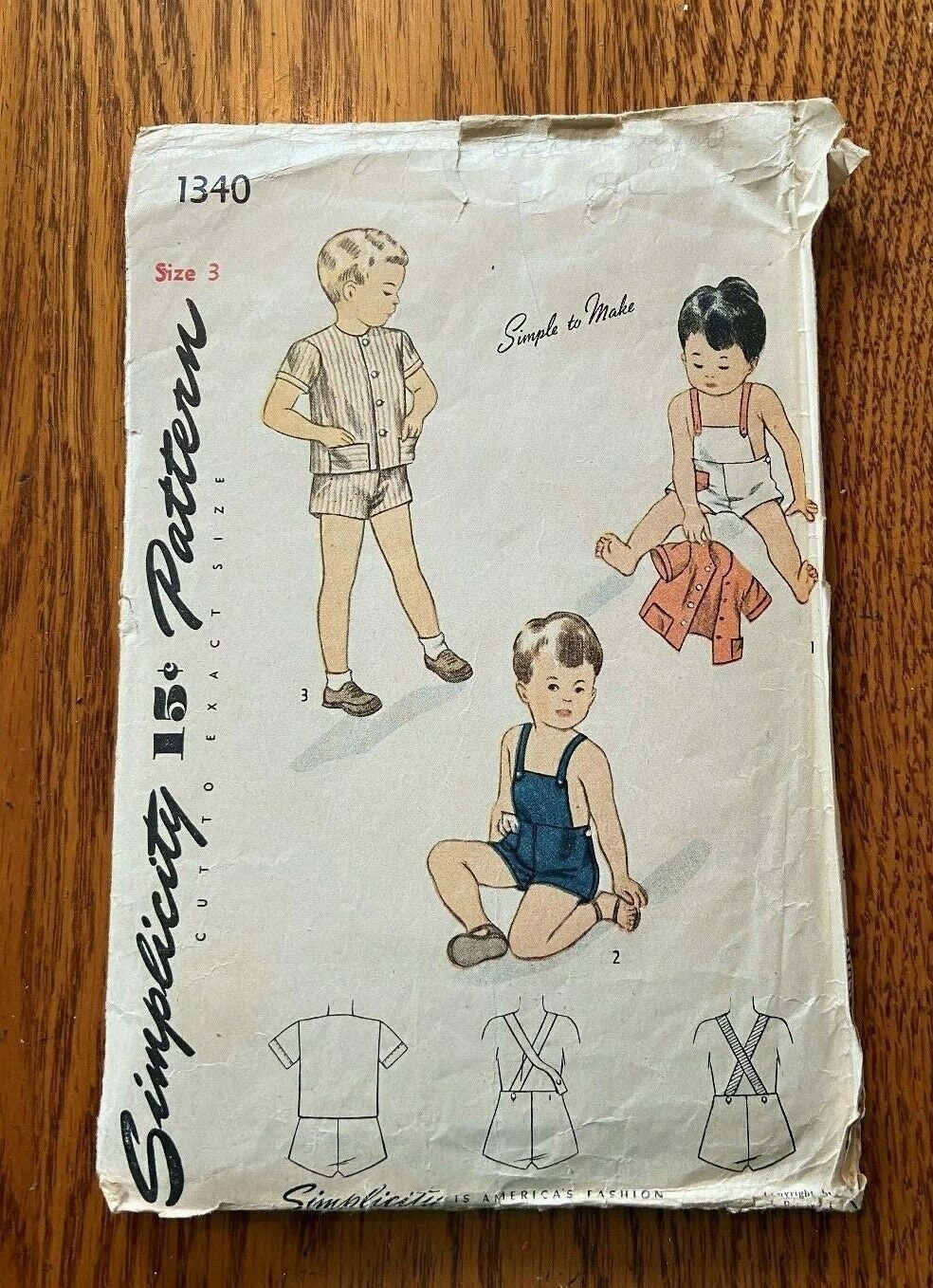 DESIGN - Robe courte en velours et dentelle avec découpes à la DESIGN - Robe courte en velours et dentelle avec découpes à la