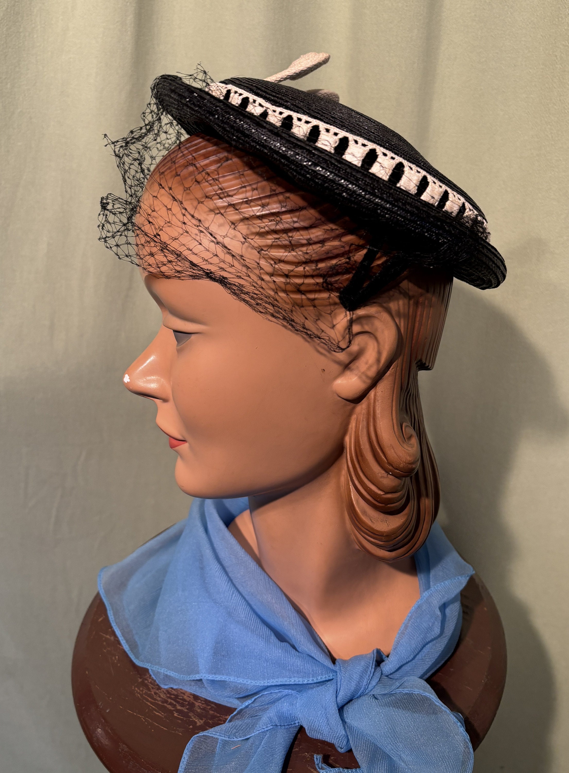 FABULOUS 1950\'s BLACK STIFF LACE PANCAKE HAT WITH OFF WHITE LACE EDGING Original 1950 main image 3