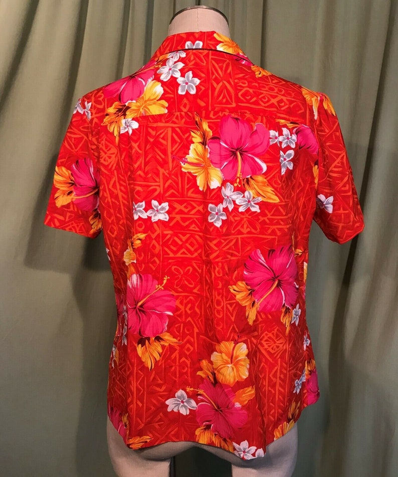 Cute Original Vintage 70s Poly Blend Hawaiian Short Sleeve Button Front Blouse Tapa Designs Brand Bust 42
