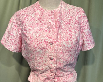 Leuke originele vintage midden van de eeuw roze bloemenprint katoen korte mouw knop voorkant peplum blouse buste 40