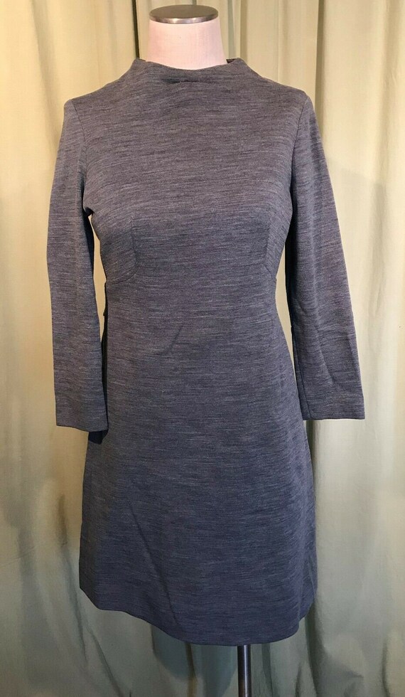 Cute Original Vintage 70s Gray Poly Knit Long Sleeve Gray Shift Dress with Half Belt in Back Bust 34 Unbranded