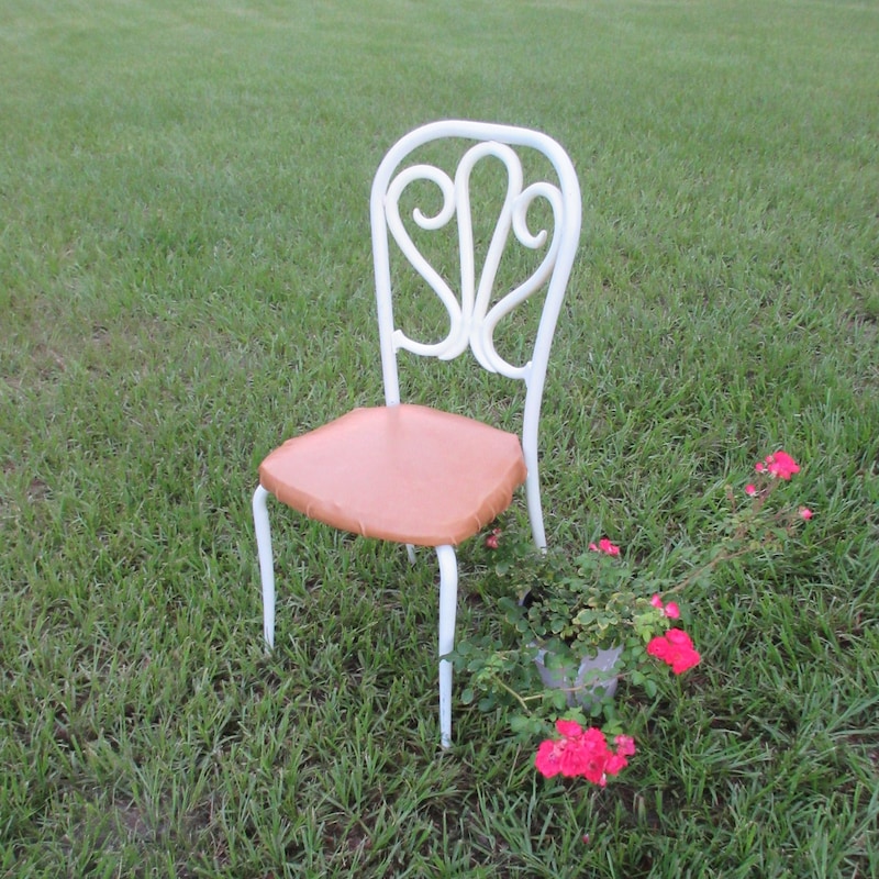 White Vanity With Chair