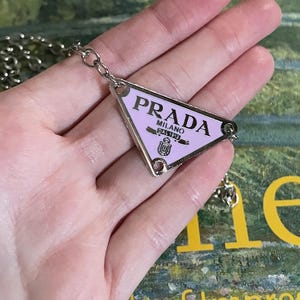 PRADA 三角形ペンダントネックレス PRADA 三角形ペンダント ネックレス - メルカリ