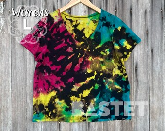 Groot KLAAR VOOR VERZENDING Reverse Tie Dye Dames T-shirt met V-hals - Felroze, geel en blauw