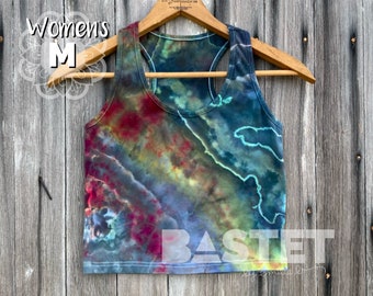 Pode incluir: Um top de renda tie-dye em tons de azul, verde, vermelho e amarelo. O top está em um cabide e tem uma etiqueta de tamanho que diz "Women's M".