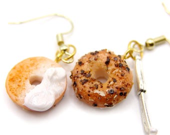 Orecchini a forma di bagel, gioielli alimentari in miniatura, bagel in miniatura in pasta polimerica fatto a mano e formaggio cremoso