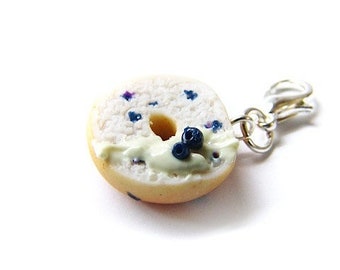 Ciondolo a forma di bagel ai mirtilli, gioielli alimentari in miniatura, bagel in miniatura fatto a mano in argilla polimerica e formaggio cremoso