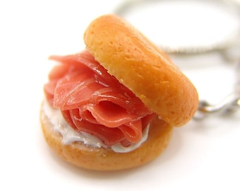 Portachiavi o ciondolo a forma di bagel con salmone affumicato impilato - Gioielli alimentari in miniatura - Salmone in argilla polimerica, portachiavi regalo a forma di bagel in argilla polimerica