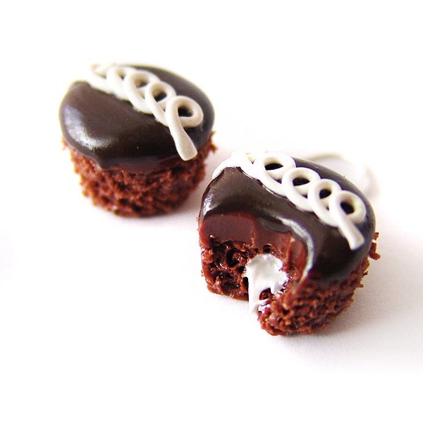 Boucles d'oreilles cupcake au chocolat et gâteau à la crème, Bijoux alimentaires miniatures, Boucles d'oreilles cupcake en pâte polymère, Boucles d'oreilles pendantes alimentaires