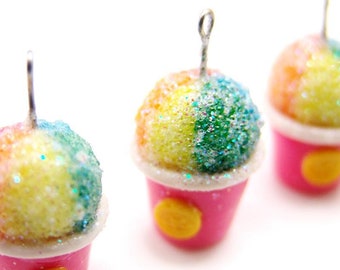 Rainbow Shaved Ice Charm, SSM x Samantha J Fibers Collab, Miniatyrmatsmycken, Polymer Clay-is, Hawaiianska smycken, Matstygnmarkörer