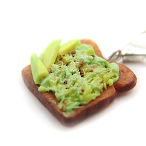 Breloque tranche de toast avocat, bijoux alimentaires miniatures, tranche de pain en argile polymère, bijoux avocat et toast pour le petit déjeuner