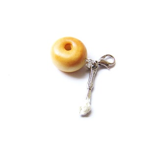 Breloque pour bagel, Bagel et fromage à la crème, Bijoux culinaires miniatures, Nourriture en pâte polymère