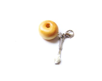 Ciondolo a forma di bagel, bagel e formaggio cremoso, gioielli alimentari in miniatura, cibo in argilla polimerica