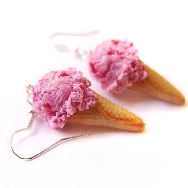 Erdbeereis Ohrringe, Miniatur Polymer Clay Food Schmuck, baumelnde Waffel Kegel Ohrringe