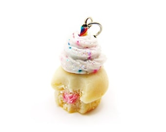 Dije de cupcake de cumpleaños con confeti, joyería de comida en miniatura, joyería de cumpleaños de arcilla polimérica, pastel de arcoíris con confeti, pastel de feliz cumpleaños