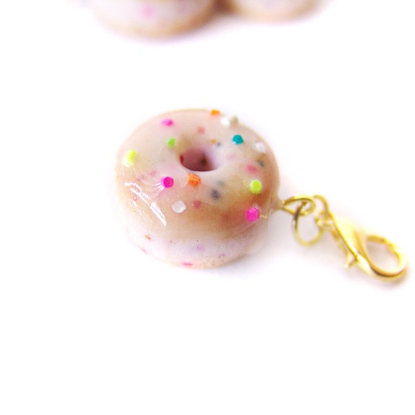 Breloque donut saupoudrer de funfettis - bijoux alimentaires miniatures - breloque donut glacé saupoudrer le gâteau confettis, bijoux donut