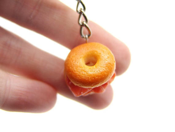 積み重ねられたスモークサーモンベーグルキーホルダーまたは 積み重ねられたスモークサーモンベーグルキーホルダーまたは