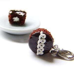 Schokoladen Cupcake Charm Anhänger, Miniatur Essen Schmuck, Polymer Clay Cupcake
