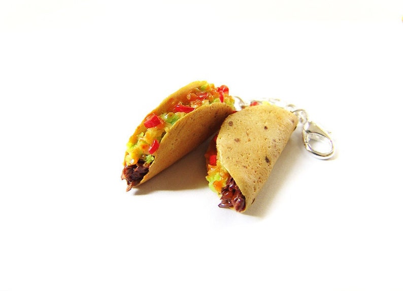 K&ouml;nnte beinhalten: Ein Paar Taco-Ohrringe aus Polymer Clay. Die Tacos sind gef&uuml;llt mit Hackfleisch, Salat, K&auml;se und Tomaten. Die Ohrringe sind an silbernen Haken befestigt.