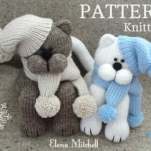 Peut inclure: Patron de tricot pour deux adorables jouets en forme de chat, l'un brun et blanc avec un chapeau et une &eacute;charpe cr&egrave;me, et l'autre blanc avec un chapeau et une &eacute;charpe bleus. Les deux chats ont des yeux et un nez noirs et des pompons blancs sur leurs chapeaux et leurs &eacute;charpes. Le patron est intitul&eacute; "PATTERN Tricot".