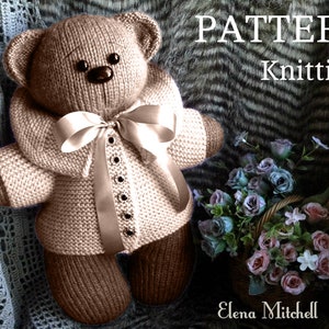 Op de afbeelding: Breipatroon voor een bruine teddybeer met een witte kraag en een witte strik. Het patroon is getiteld "PATTERN Knitting" en is van Elena Mitchell.
