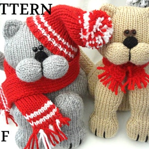Peut inclure: Patron de tricot PDF pour deux ours en peluche adorables portant des &eacute;charpes et des bonnets rouges et blancs. Le patron comprend des instructions pour r&eacute;aliser un ours gris et un ours beige.