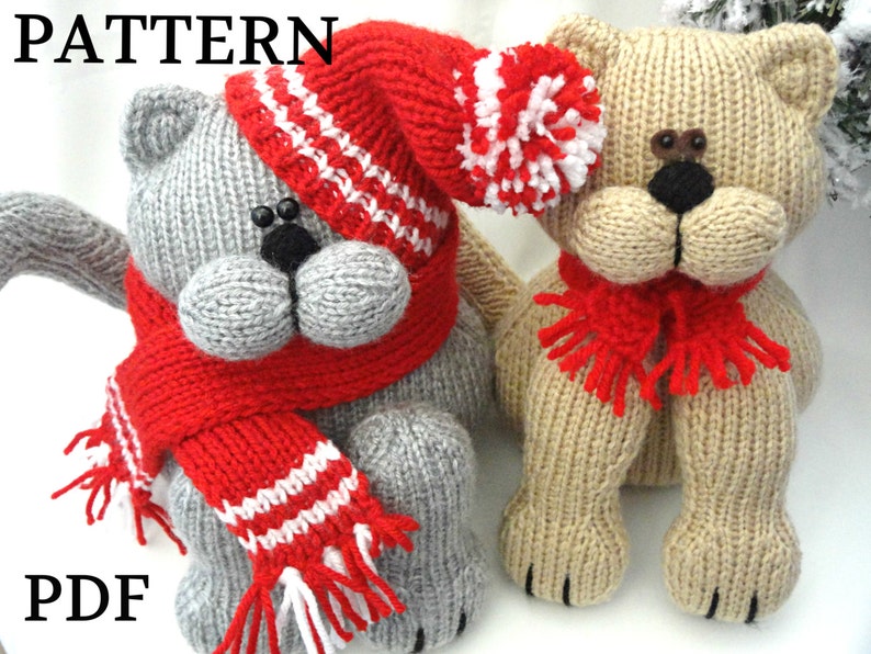Peut inclure: Patron de tricot PDF pour deux ours en peluche adorables portant des &eacute;charpes et des bonnets rouges et blancs. Le patron comprend des instructions pour r&eacute;aliser un ours gris et un ours beige.