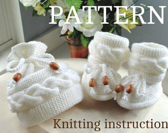 Könnte beinhalten: Weiße gestrickte Babyschuhe und eine passende Mütze mit einem Zopfmuster und Holzknöpfen. Das Muster ist mit "PATTERN" betitelt und die Strickanleitungen befinden sich darunter.