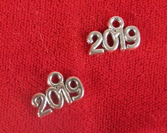 Mayam 15 Pieces 2019 Year Charm Graduation Charm Pendants for Graduation Tassel DIY Crafts Silver
