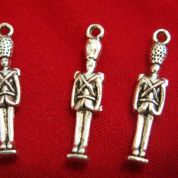 5pc "London - Buckingham palace guard" charms in antique silver style (BC149)