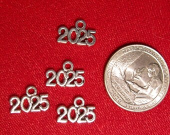 10pc "2025" charms in antique silver (BC1243)