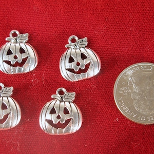 20pc &quot;pumpkin face&quot; charms in antique silver style (BC1425)