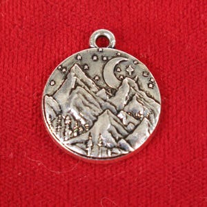 5 dijes de "Montaña" en plata antigua (BC1393)