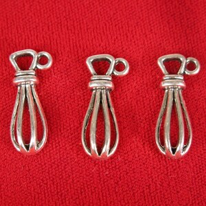 10pc "egg beater" charms in antique style silver (BC554)